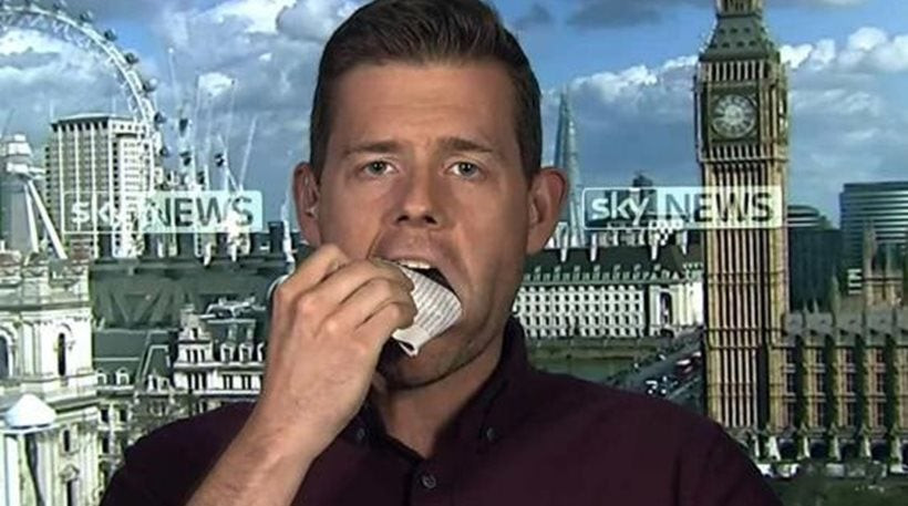 Υποσχέθηκε ότι θα έτρωγε το βιβλίο του αν οι Εργατικοί στη Βρετανία έπαιρναν πάνω από 38% και…το έκανε (βίντεο)